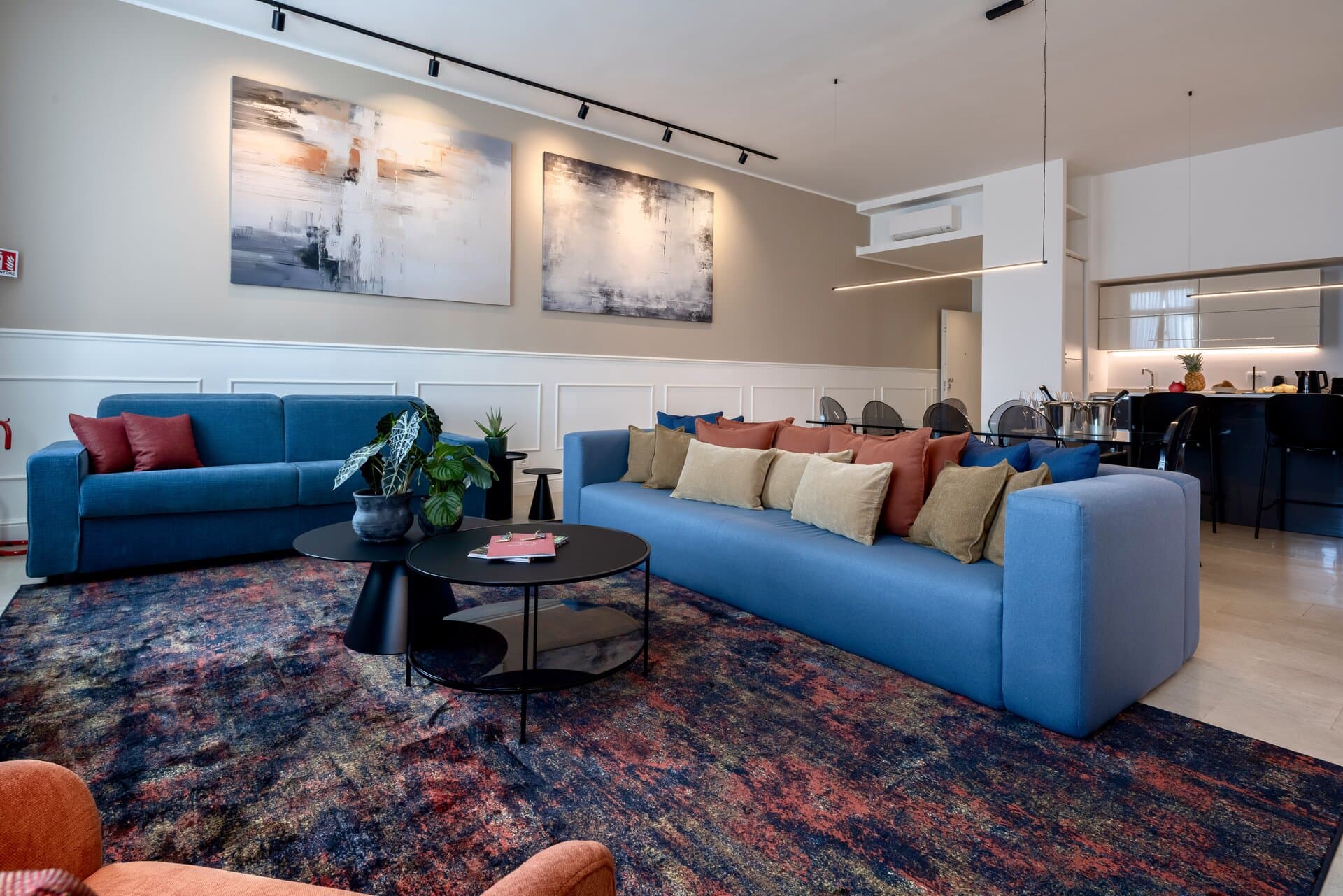 Elegant Venetian living room overlooking the Grand Canal, filled with natural light.